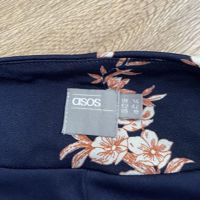 Sukienka w kwiaty Asos