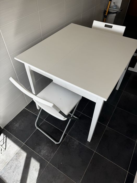 Mesa extensível com duas cadeiras