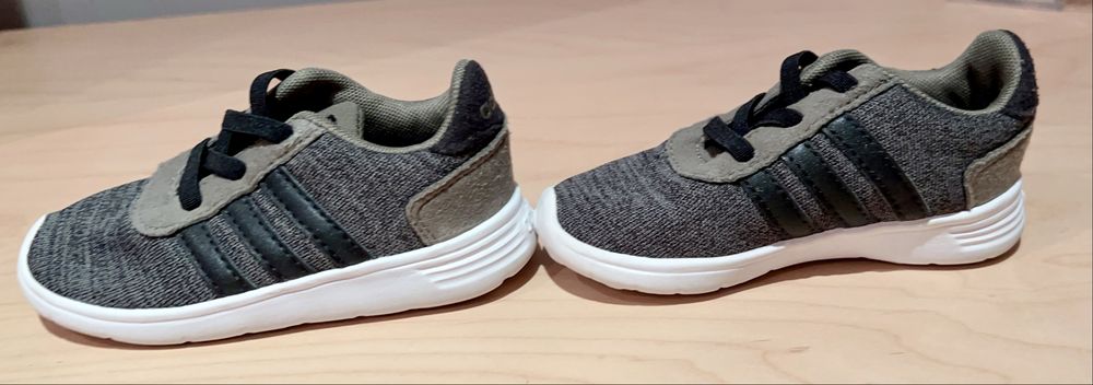 Sapatilhas Adidas para criança – tamanho 23