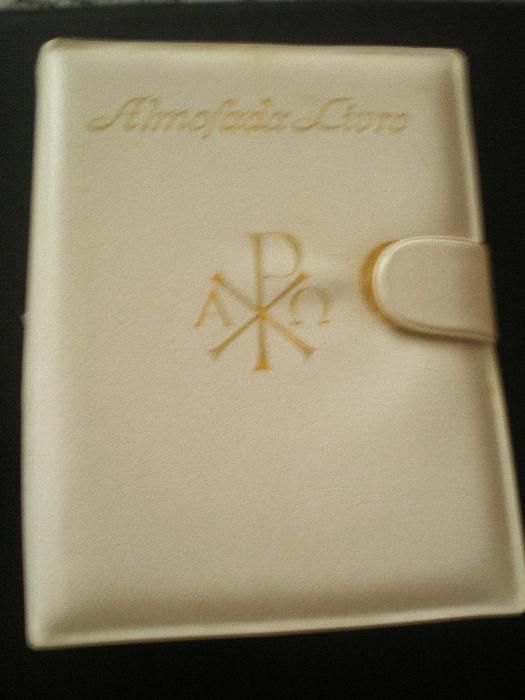 Almofada "livro" para ajoelhar e rezar