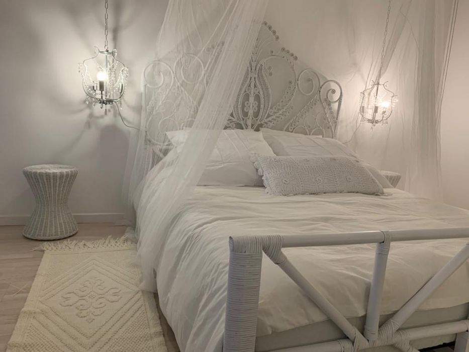 Cama de casal  em Rattan branco 160x200 com colchão e mesinhas de cabeceira