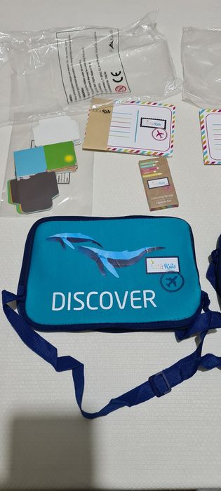 Dois conjuntos de criança. Bolsas de avião.  Novo