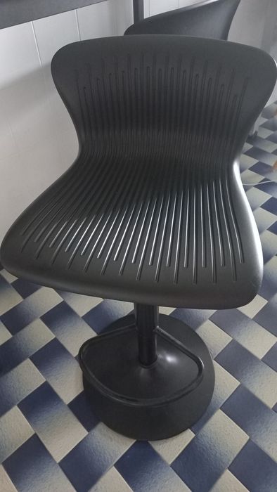Mesa de bar com 2 bancos altos