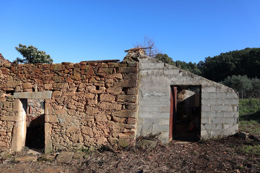 Quinta de 3,6 hectares com ruínas e terreno urbano em Alcaide