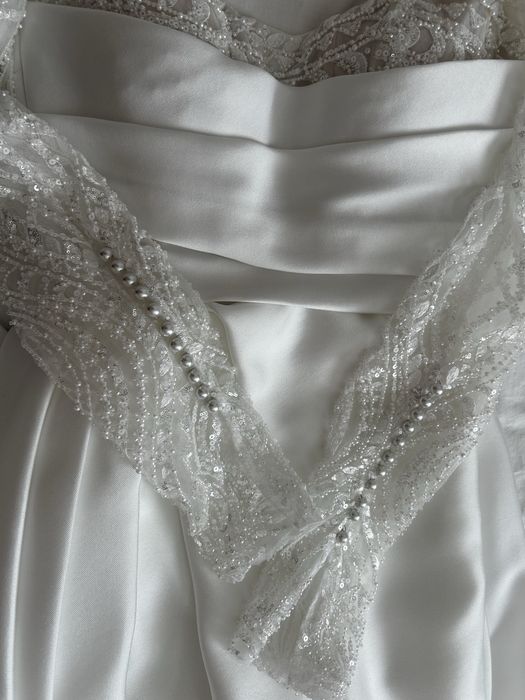 Suknia ślubna Pollardi model Eliz materiał Mikado z haftem