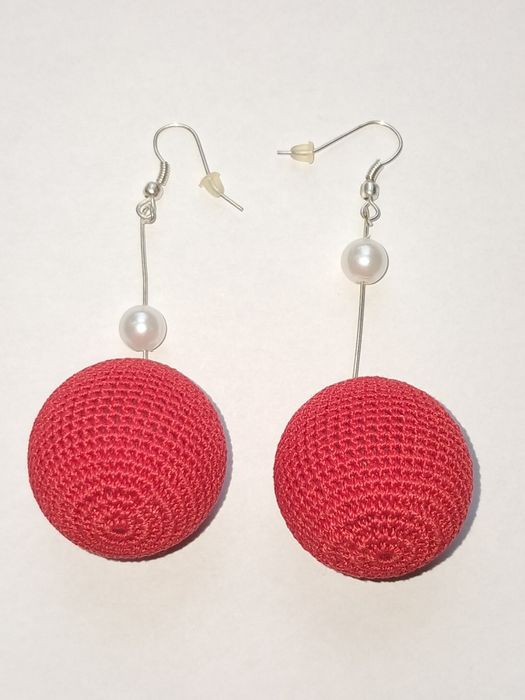 Szydełkowe kolczyki Czerwona kulka
