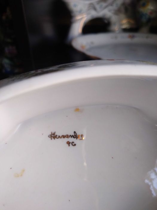Lote de Porcelana Fina Pintada à Mão – Assinado Hernandez (1994)