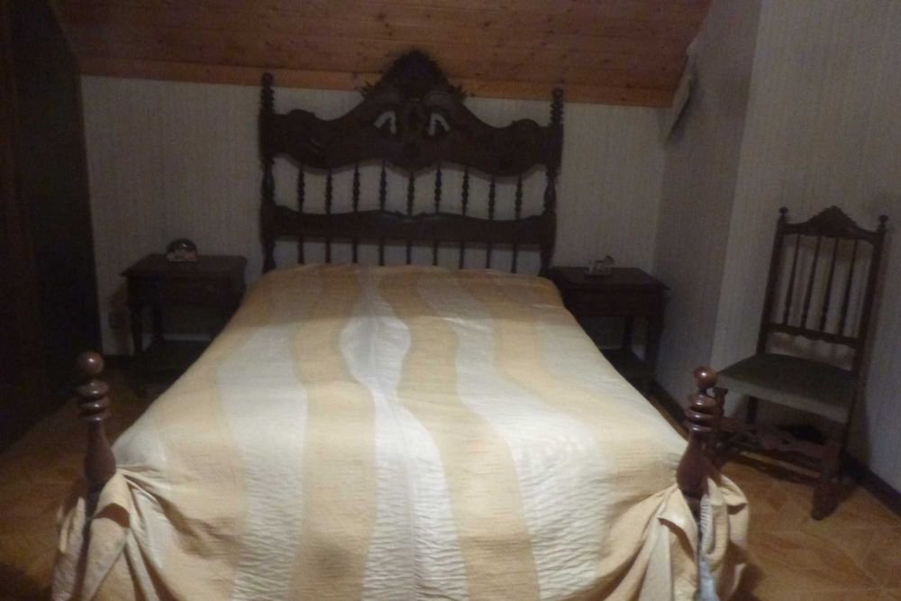 Cama com comoda espelho e cadeiras