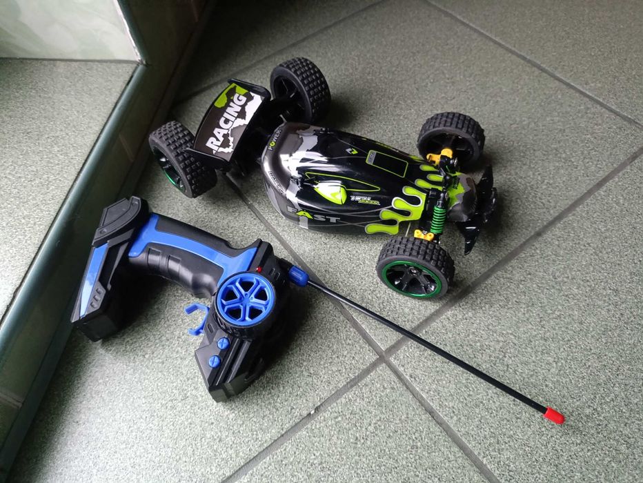 Машинка на радиоуправлении с пультом