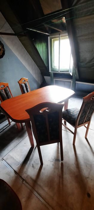 Masywny stół z krzeslami