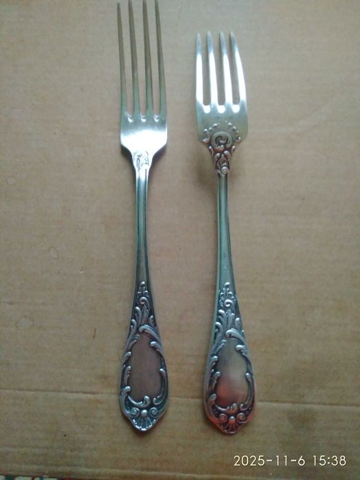 Антикварный мельхиоровый набор столовых приборов: ложки ножи вилки