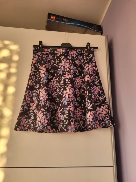 Mini spódniczka czarna w kwiaty S 36
