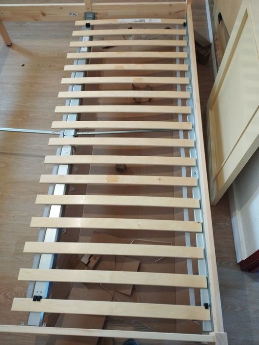 Estrado IKEA Luroy