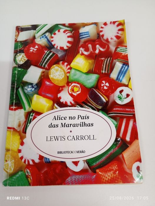 Livro " Alice no país das maravilhas "