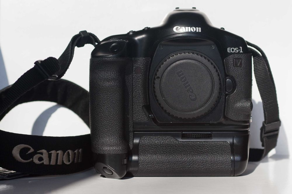 aparat małoobrazkowy Canon EOS 1V z gripem