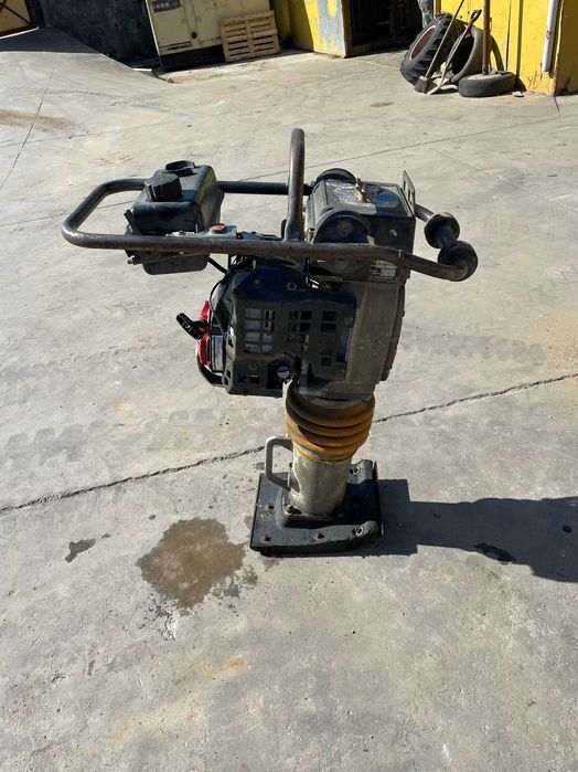 Saltitão compactador Bomag BT65/4