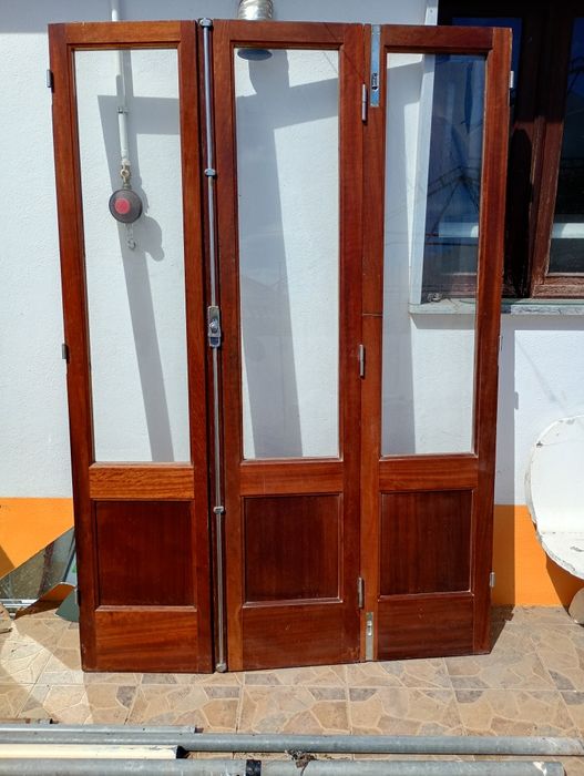 Janelas de sacada com 3 folhas madeira sucupira envernizada.