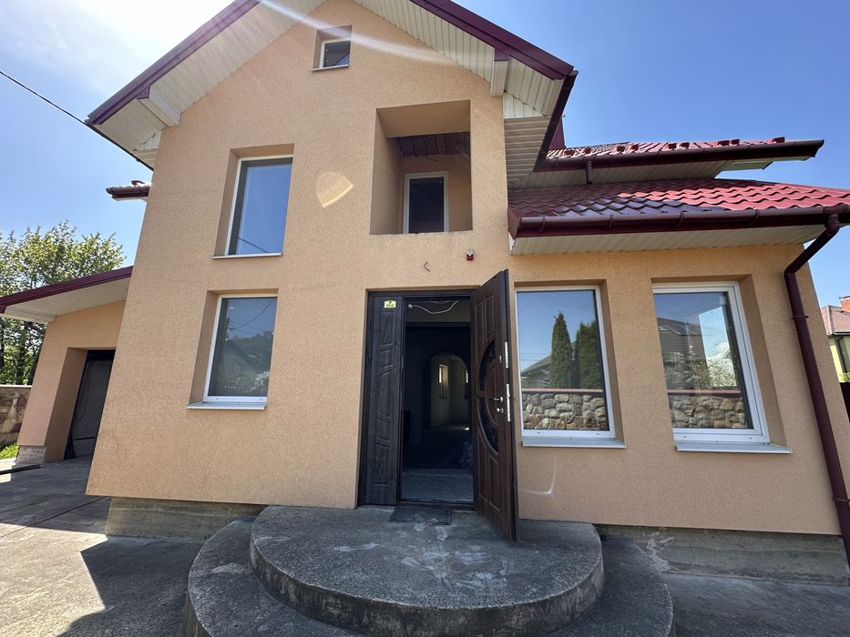 Продам особняк вул. Коновальця з балконами та гаражем площа 170м2