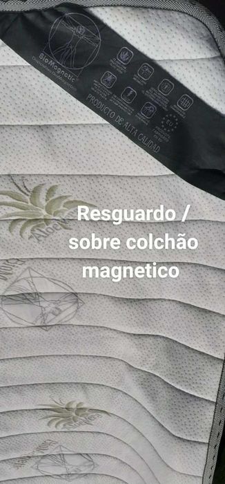 Cama articulada com grades rebatíveis e manivelas manuais (cabeceira e pés).