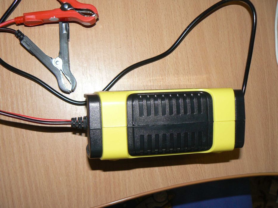 Зарядное устройство Foxsur 12V 4-100Ah 5A FBC1205D