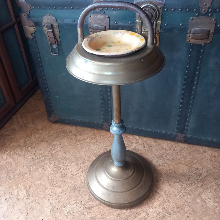Cinzeiro de pé alto em latão e estanho