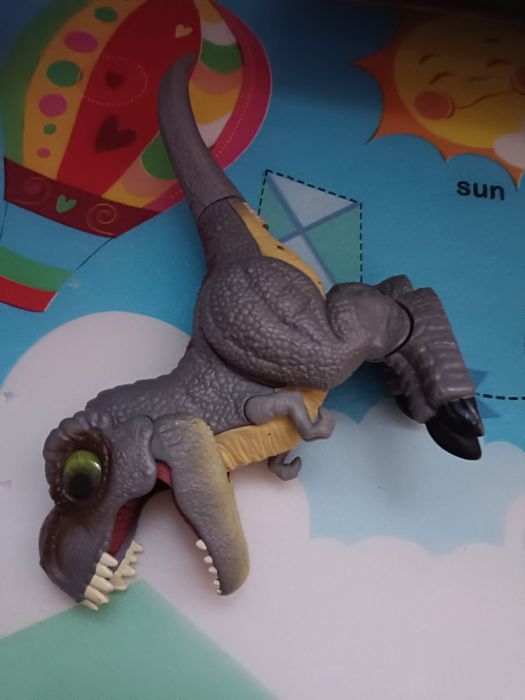 Dinozaur chodzący grający