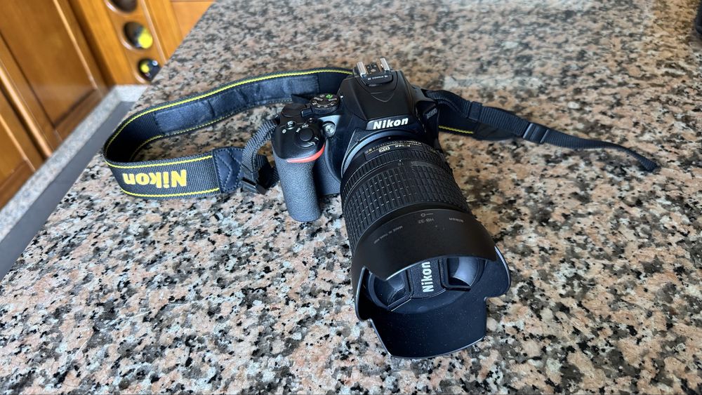 Nikon D5600 + Objetiva 18-105mm VR + Extras – usada 3/4 vezes nova!