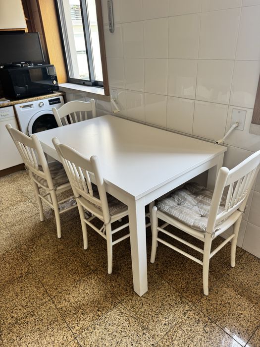 Conjunto de mesa de jantar extensível do IKEA e 4 cadeiras.
