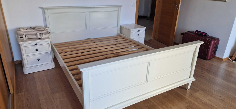 Bonita base de cama de casal com cabeceira