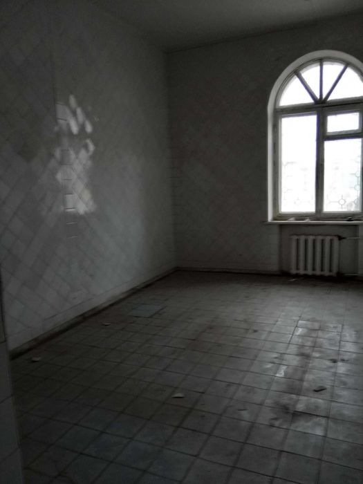 Приміщення площею 353,80 кв.м у м.Охтирка, вул. Київська