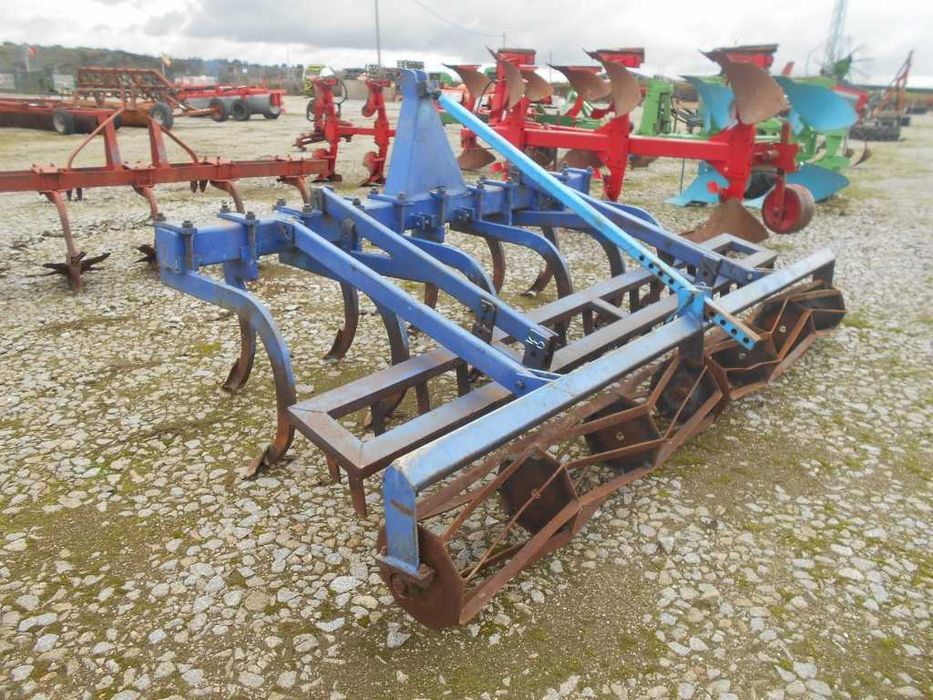 Cultivador de 11 dentes com grade e rol