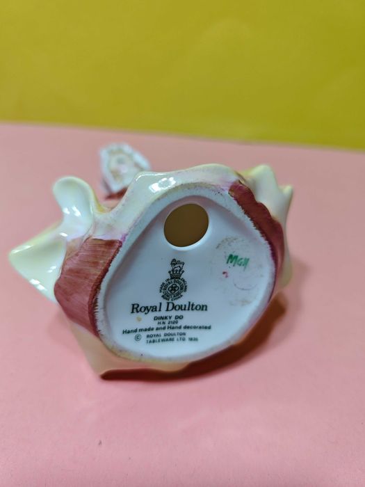 Figurka porcelanowa "DINKY DOO" Royal Doulton HN 2120