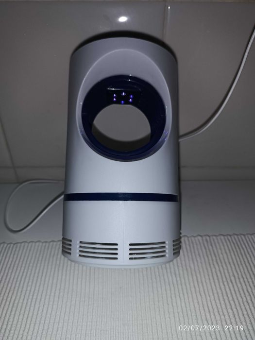 Mata mosquitos com luz UV e alimentador.64585572403331121