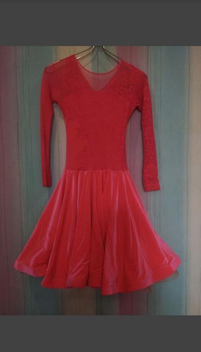 Кораллловое бальное платье