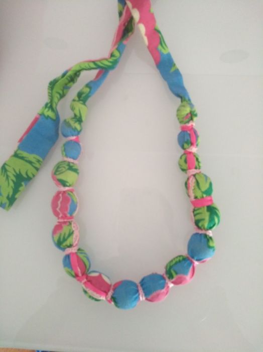 Colar bolas de tecido