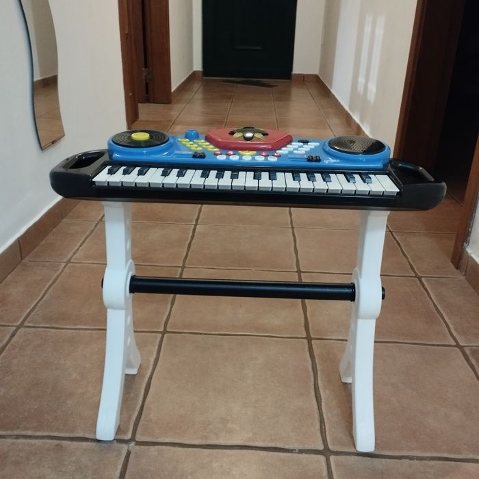 Teclado musical criança