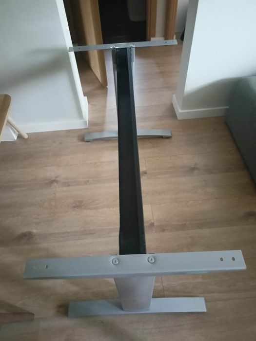 Biurko z prowadnicą na kable