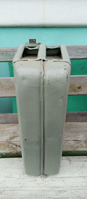 Канистра 20 л. Микро отверстие сбоку, посредине