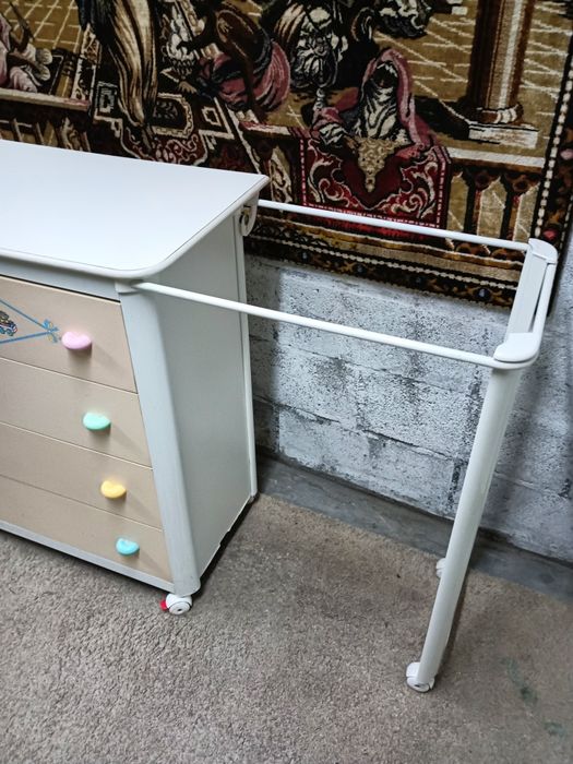 Móvel trocador fraldário com extensão metálica para banheira e gavetas