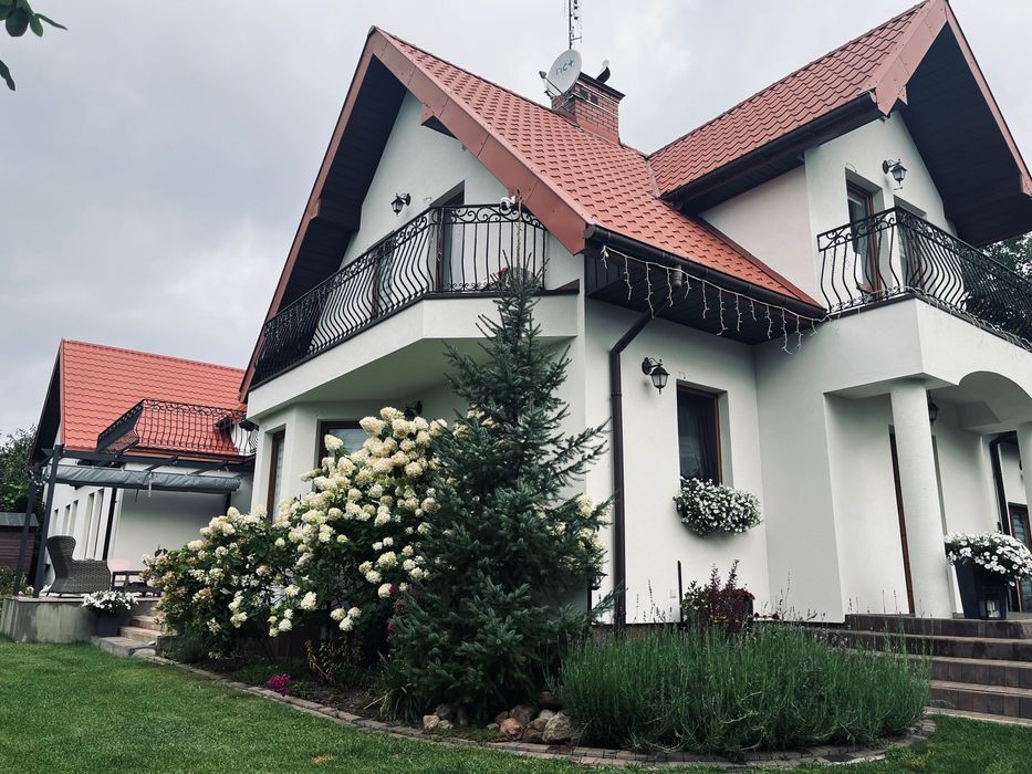 Dom z halą usługową