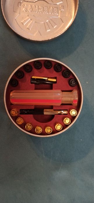 Caixa com parafusos e chave Enermax