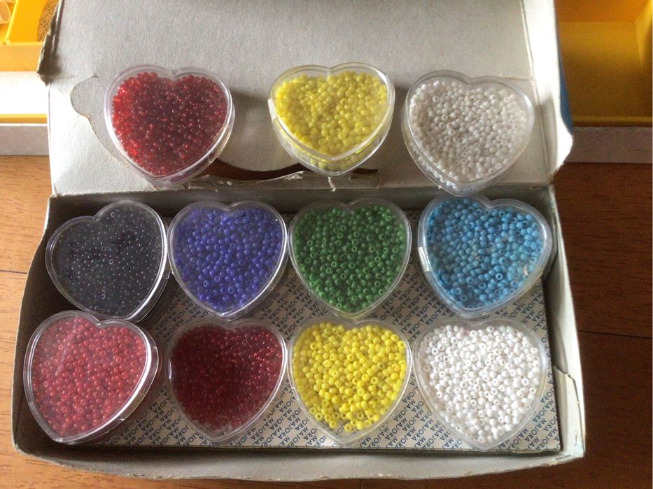 Miss Majorita - Majora: caixa de costura, missangas e desenho