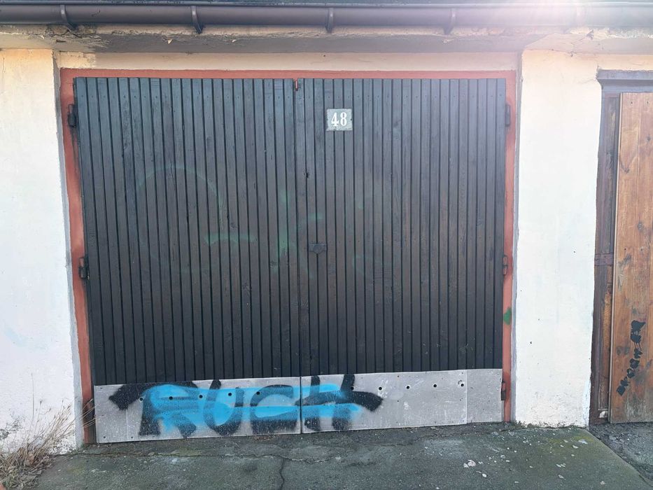 Garaż murowany 18 m² – Żory os. Pawlikowskiego – prąd + kanał