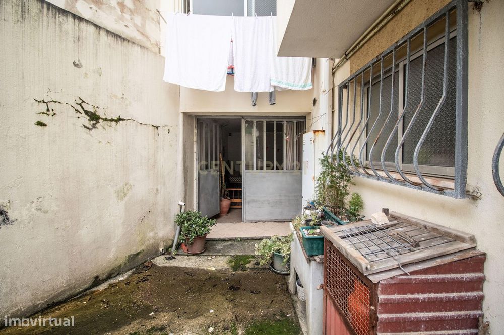 Garagem com 98,5 m² em Buarcos – Espaço Independente e Privativo