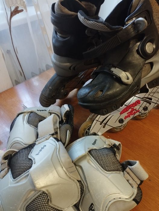 Ролики черного цвета.4 колесные.  Раздвижные 34 - 37 размер. Б/У