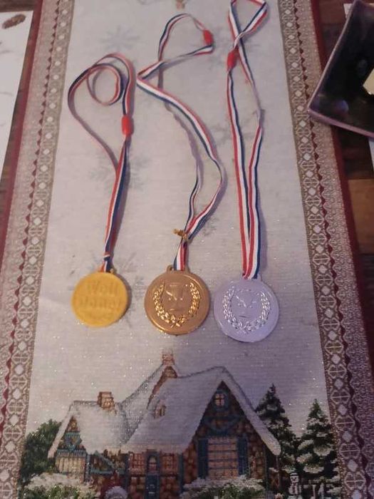 zabawka zestaw medali