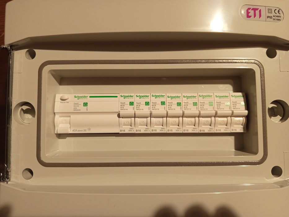 Rozdzielnica natynkowe/bezpieczniki