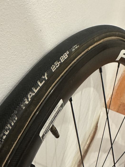 Roda Dianteira FFWD Carbono 700C – Perfil Alto – Travão de Aro