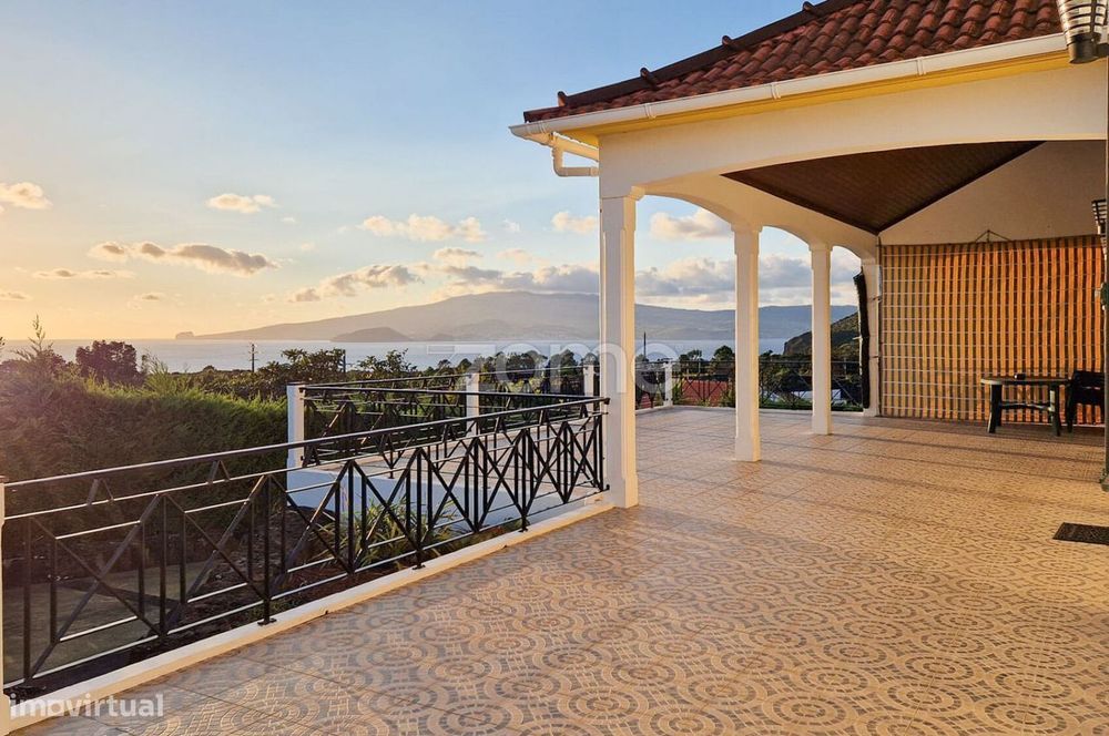 Moradia T4+1 na Ilha do Pico com Terraço Panorâmico e Vista Mar
