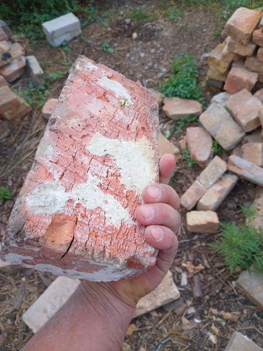 Продам б у кирпич.7 грн